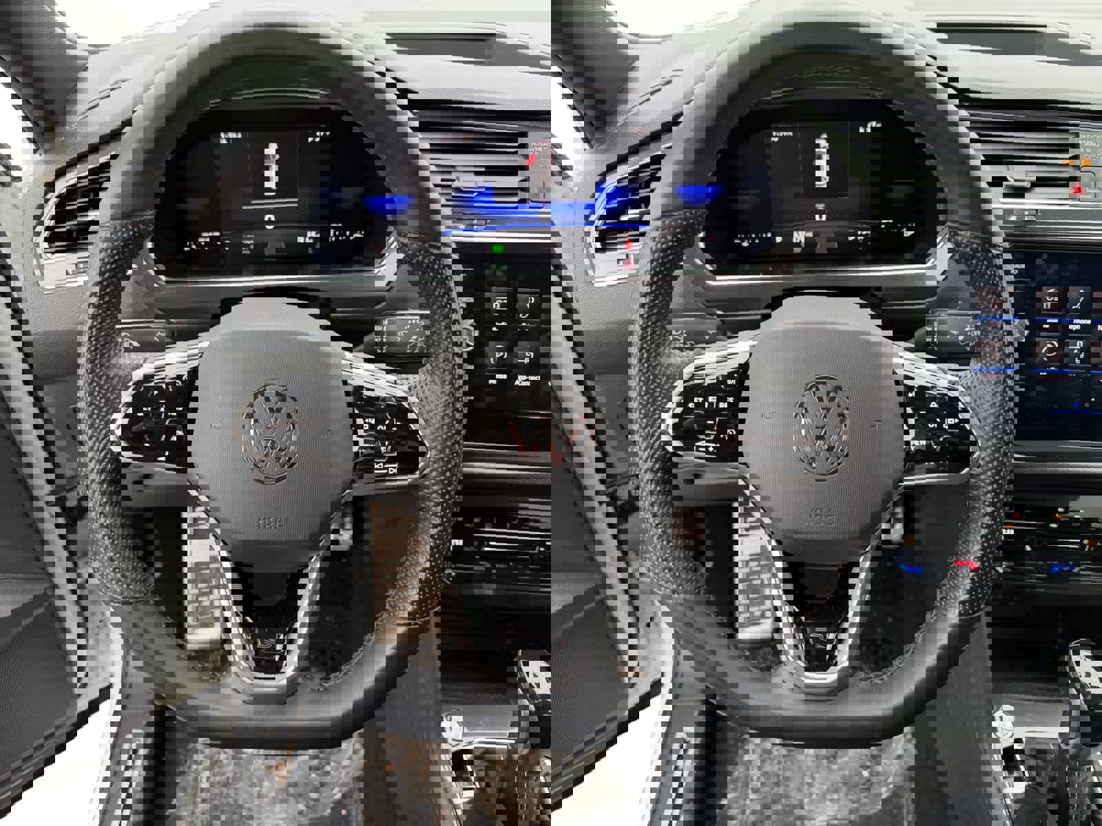 Used 2022 Volkswagen Tiguan SE R-Line image 13