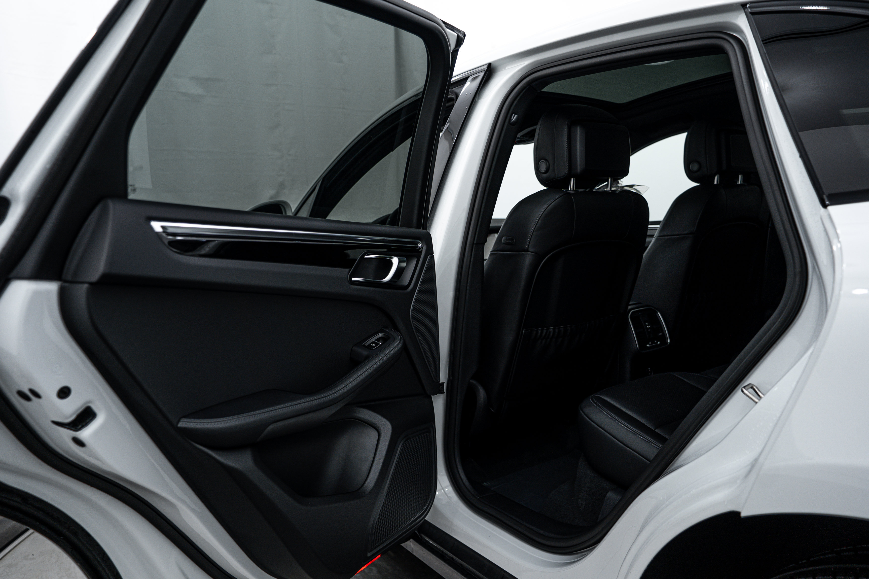 Certified 2026 Porsche Macan AWD/4WD image 18