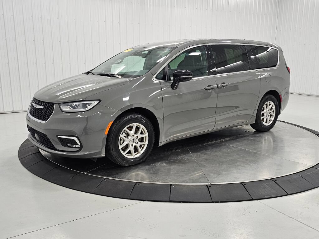 Used 2025 Chrysler Pacifica Select