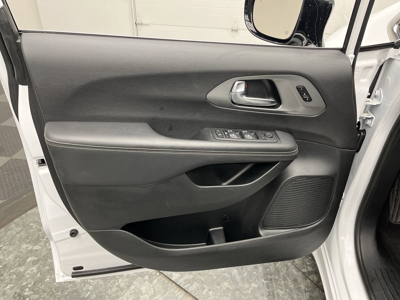 Used 2025 Chrysler Pacifica Select FWD image 6