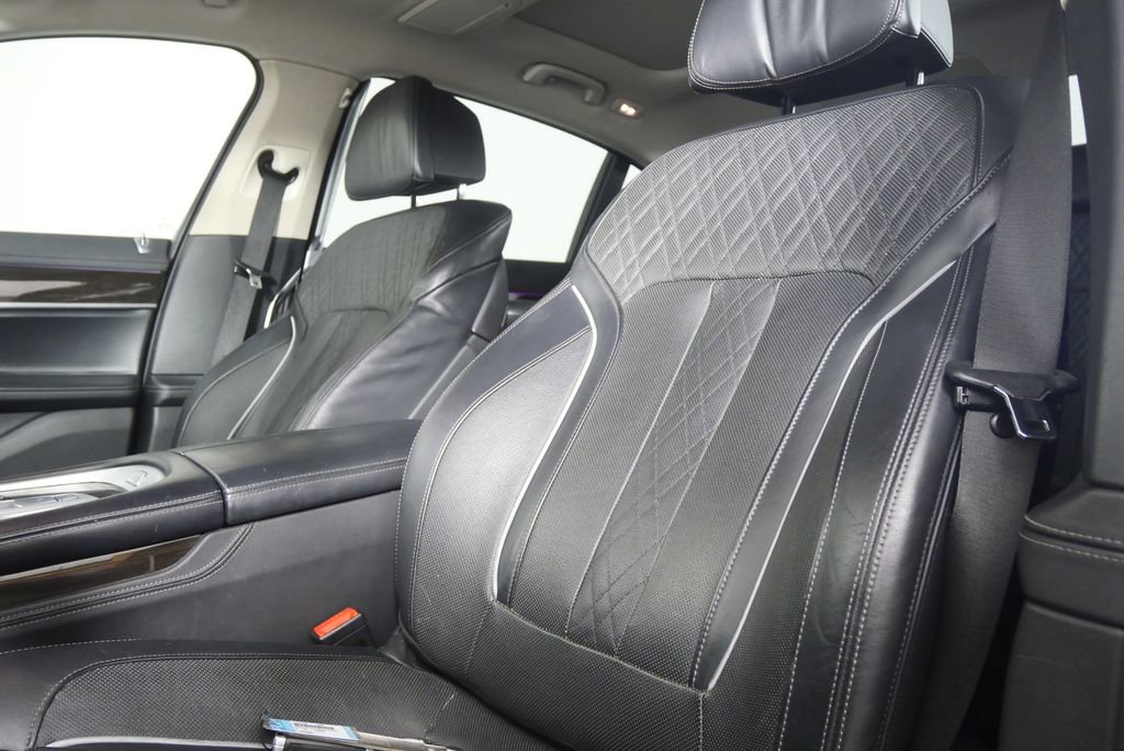 Used 2022 BMW 740i w/ Premium Package RWD image 10
