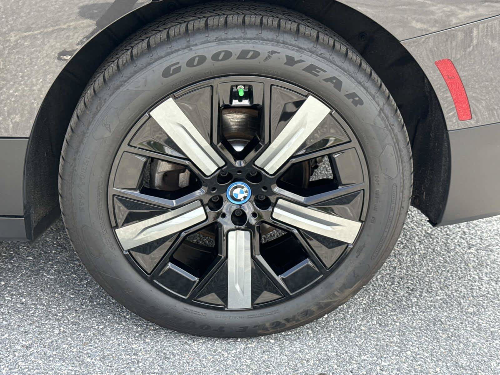 Used 2024 BMW iX xDrive50 w/ Premium Package AWD/4WD image 12