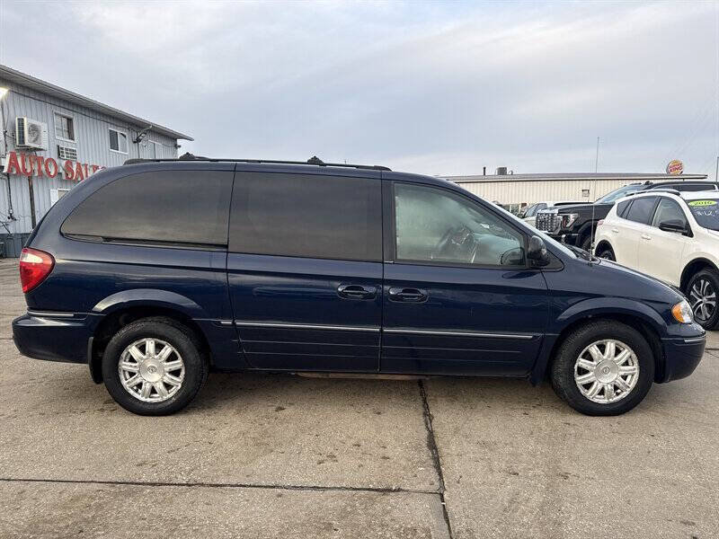 Used 2005 Chrysler Town & Country Touring w/ Luxury Group FWD image 9