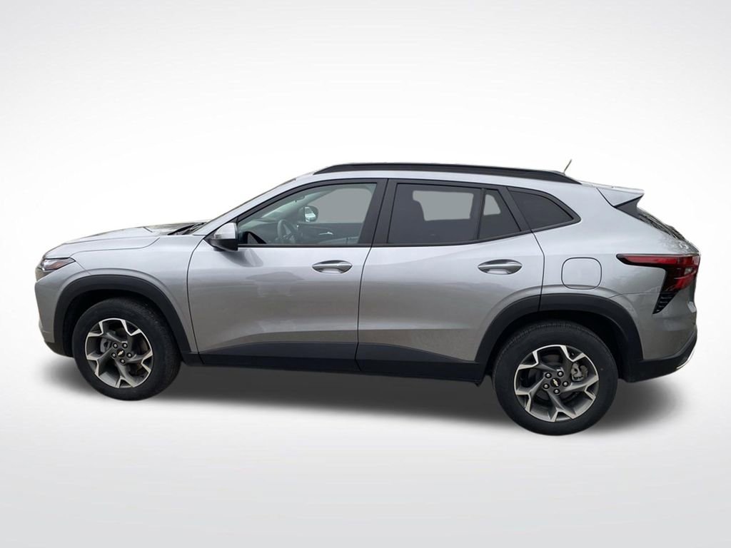 Used 2024 Chevrolet Trax LT w/ Driver Confidence Package FWD image 3