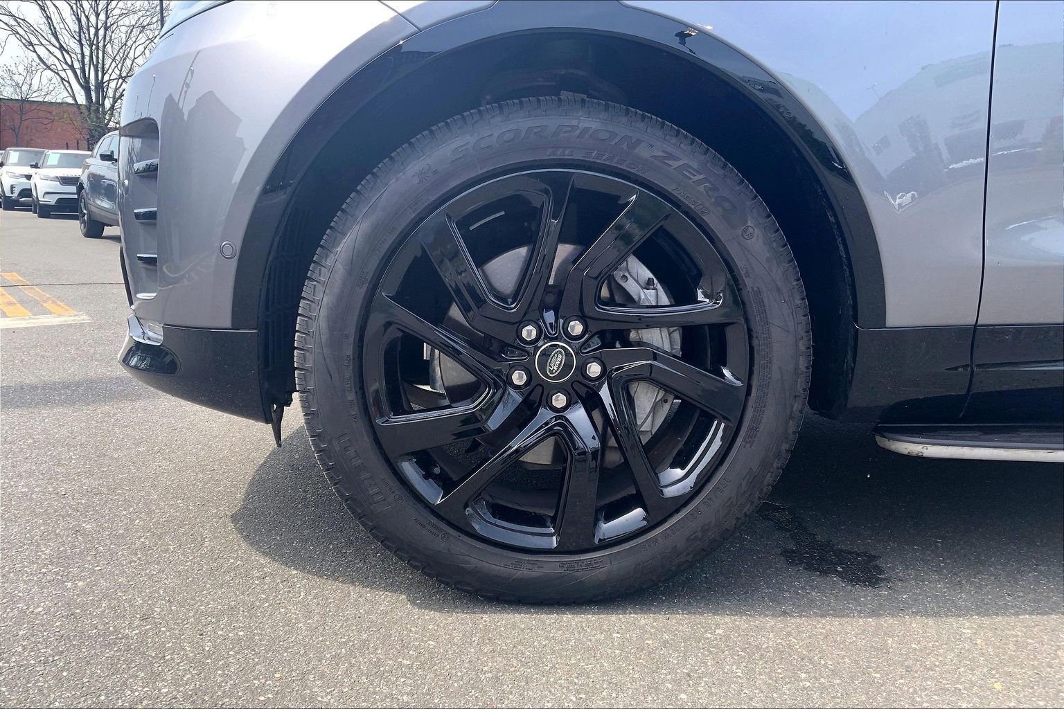 Used 2025 Land Rover Discovery Dynamic SE AWD/4WD image 5