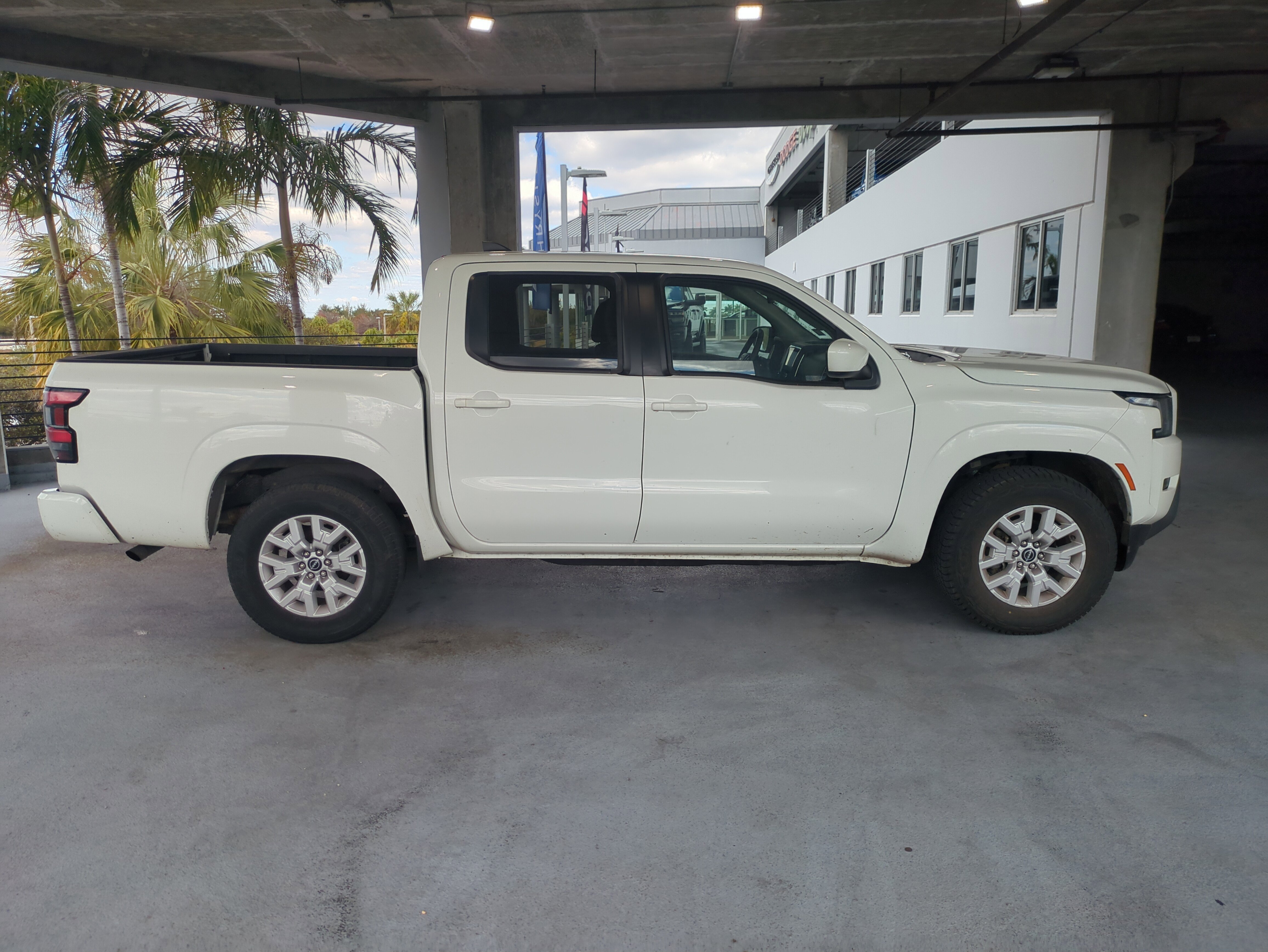 Used 2023 Nissan Frontier SV image 4