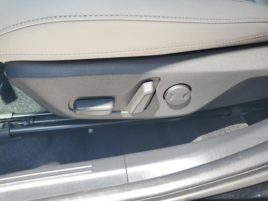 Used 2025 Kia Niro EX FWD image 16