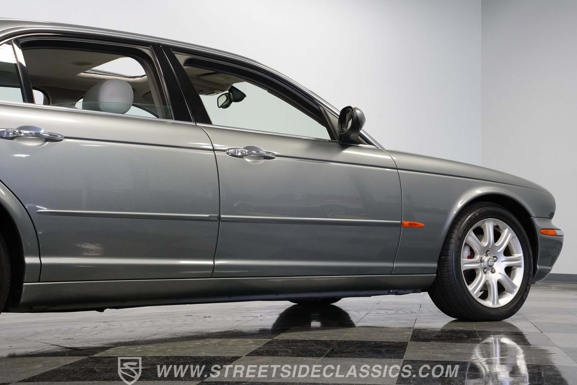 Used 2004 Jaguar XJ8 image 28