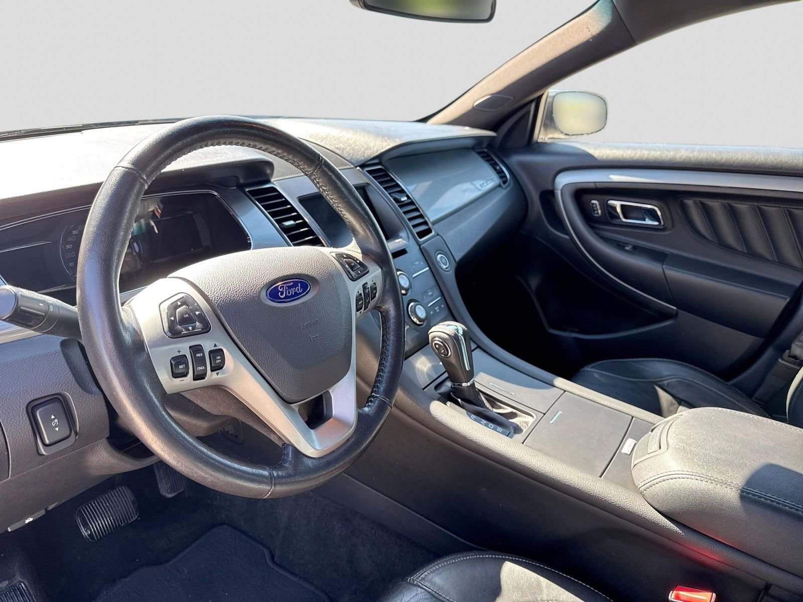 Used 2015 Ford Taurus SEL w/ Equipment Group 201A FWD image 2