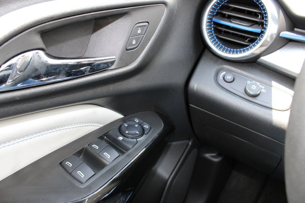 Used 2025 Chevrolet Trax LT FWD image 10