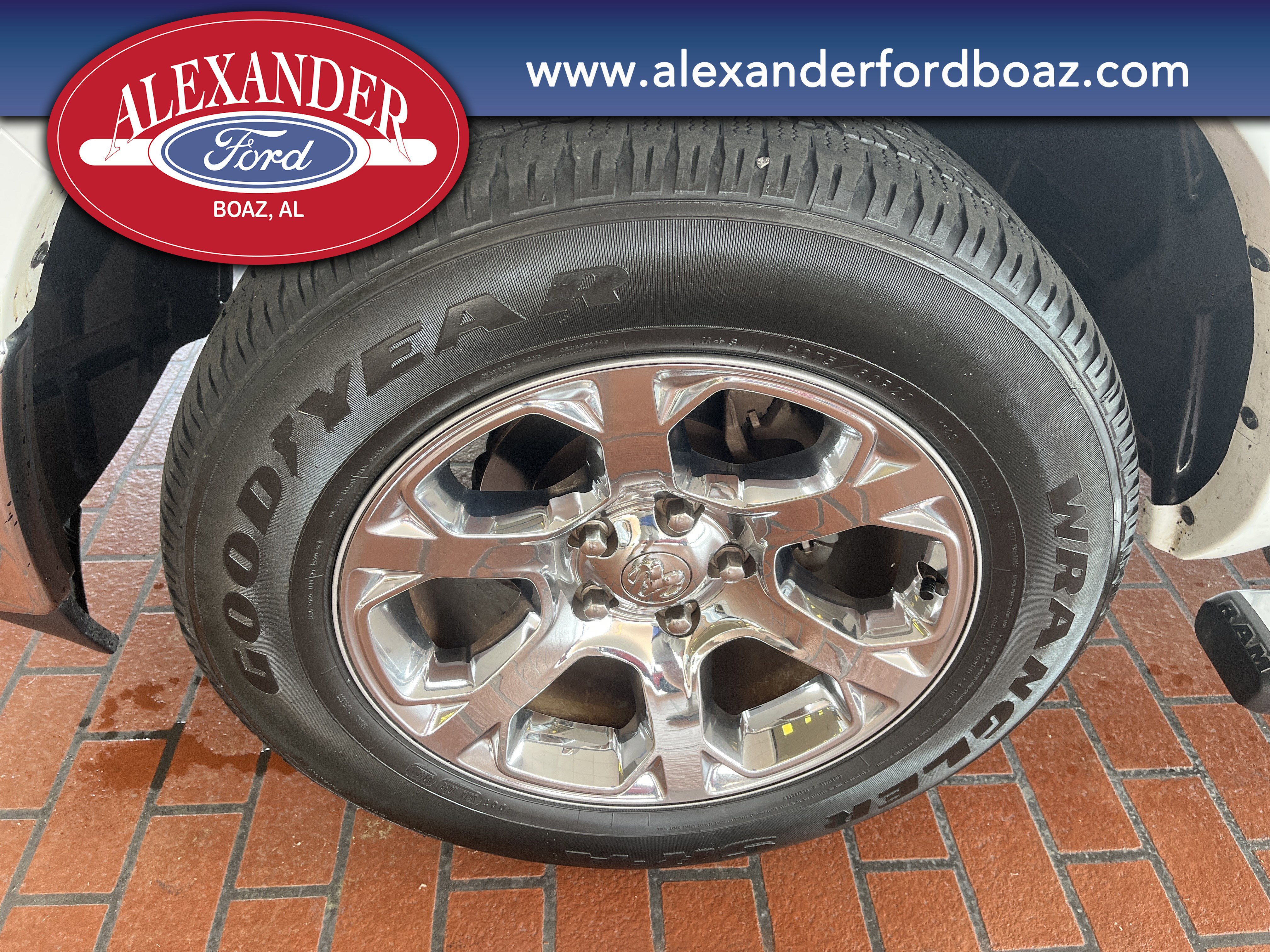 Used 2016 RAM 1500 Laramie w/ Convenience Group image 12