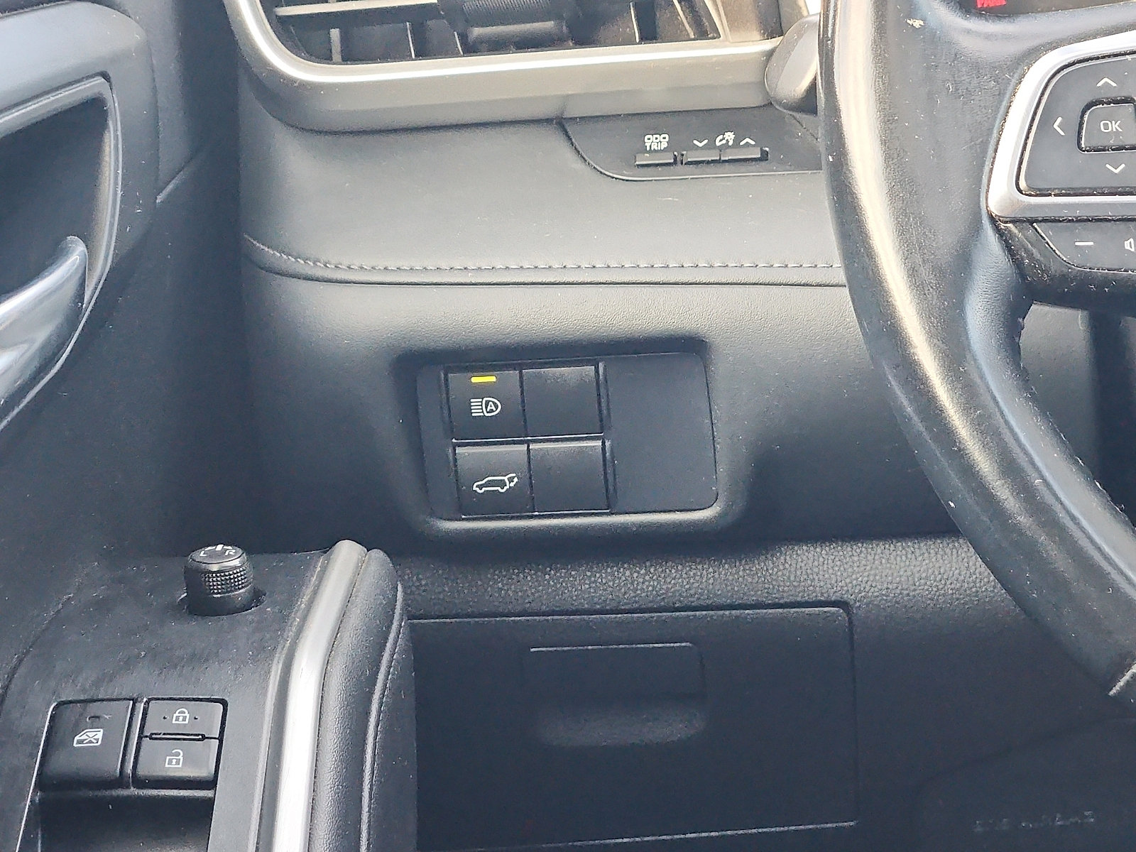 Used 2021 Toyota Highlander XLE AWD/4WD image 12