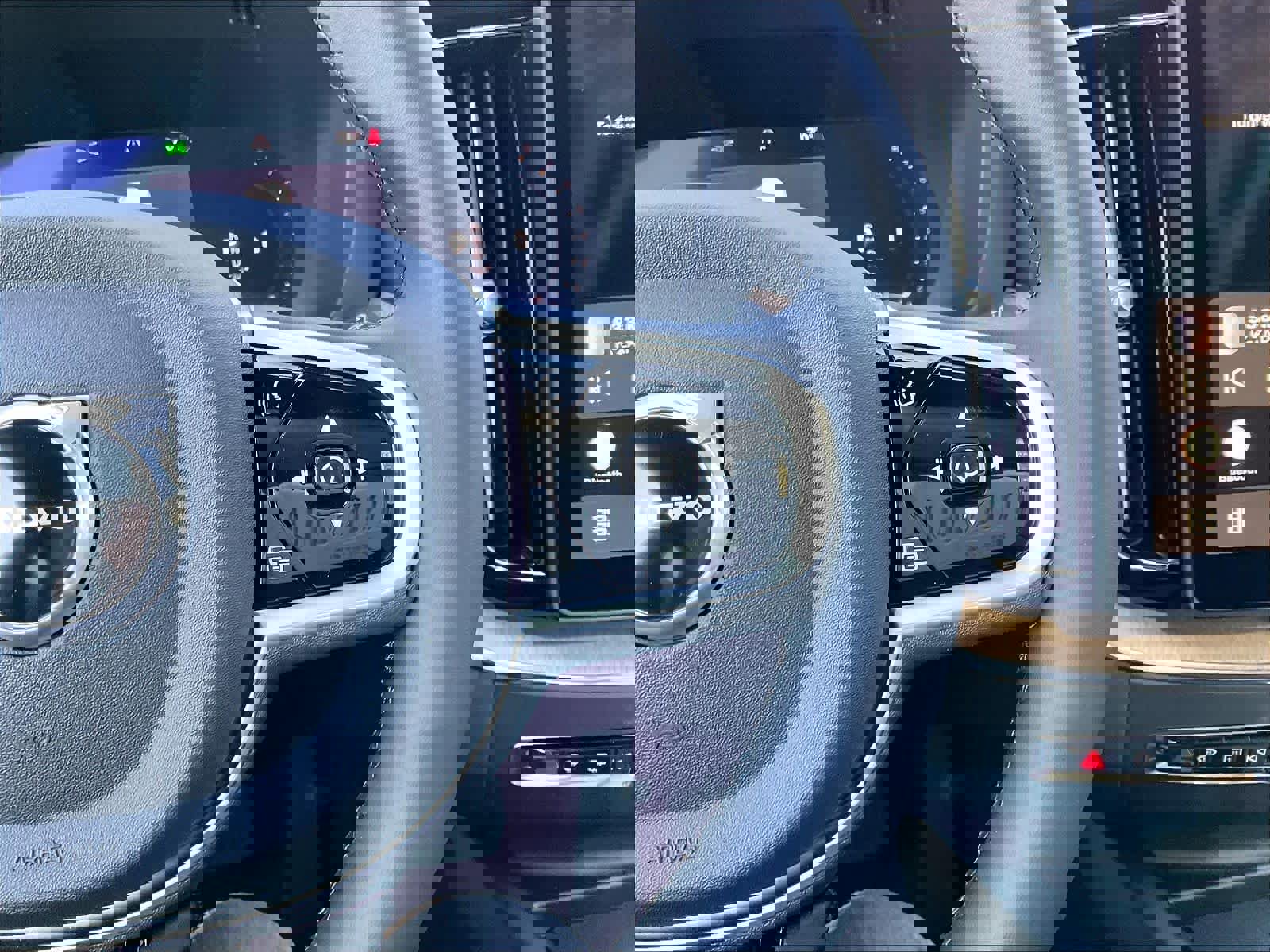 New 2026 Volvo XC60 B5 Plus w/ Climate Package image 18