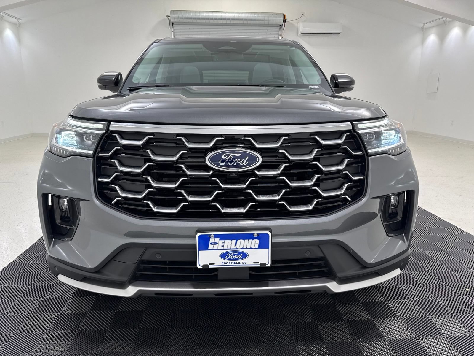Used 2025 Ford Explorer Platinum w/ Ultimate Package AWD/4WD image 2