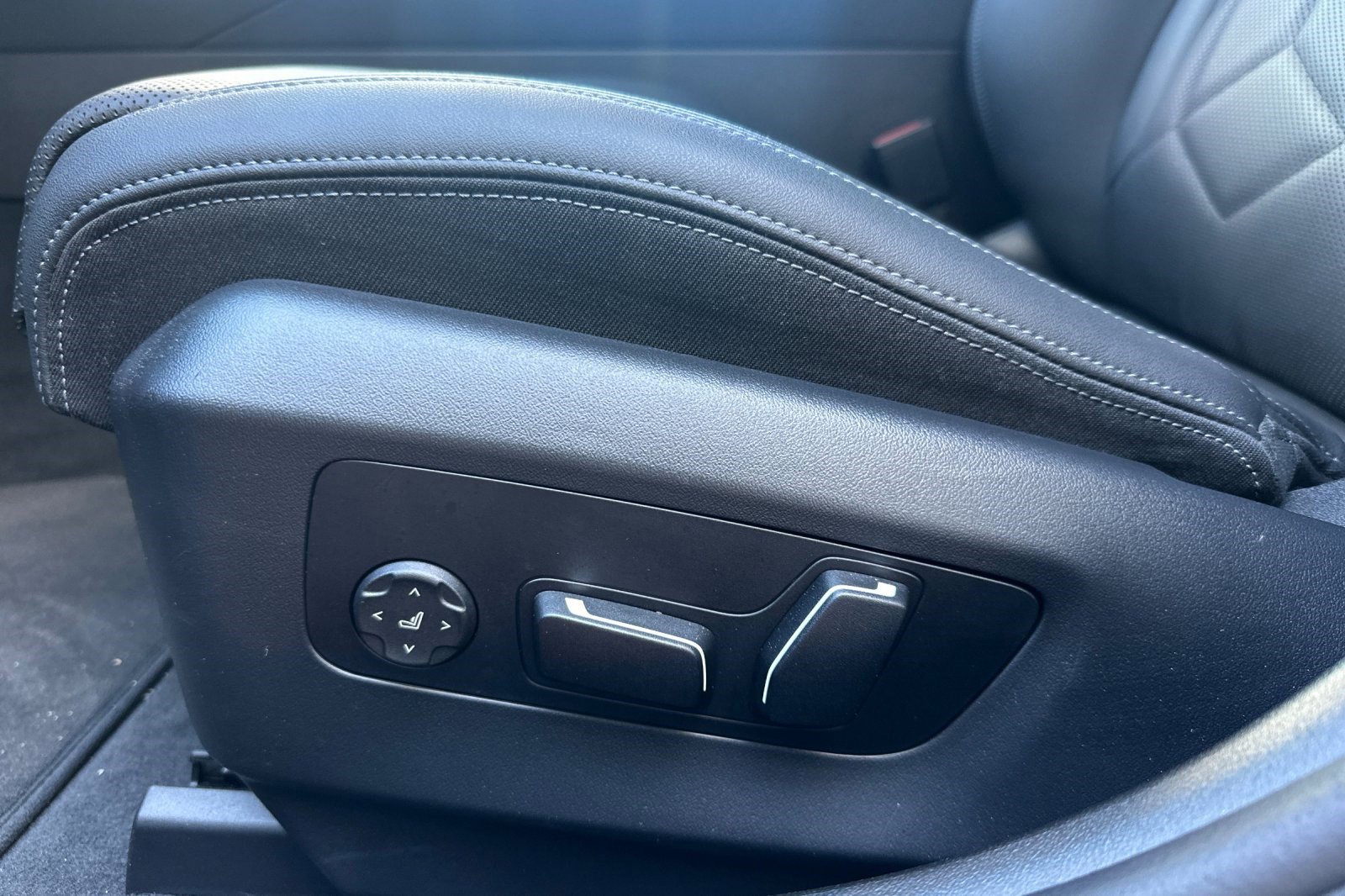 Used 2025 BMW 530i w/ Premium Package image 14