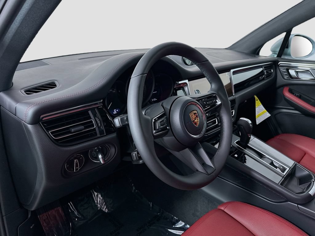 Certified 2026 Porsche Macan AWD/4WD image 4