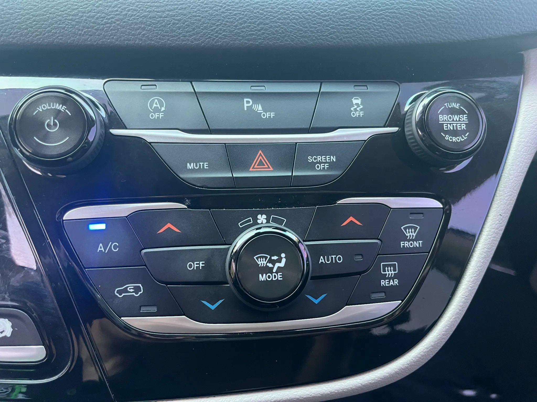 Used 2018 Chrysler Pacifica Touring-L Plus FWD image 23