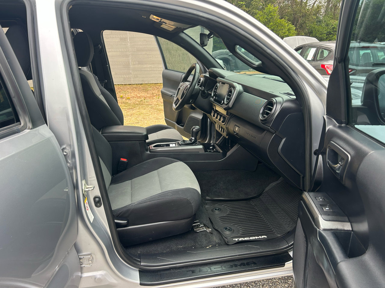 Used 2020 Toyota Tacoma TRD Sport w/ Technology Package image 12