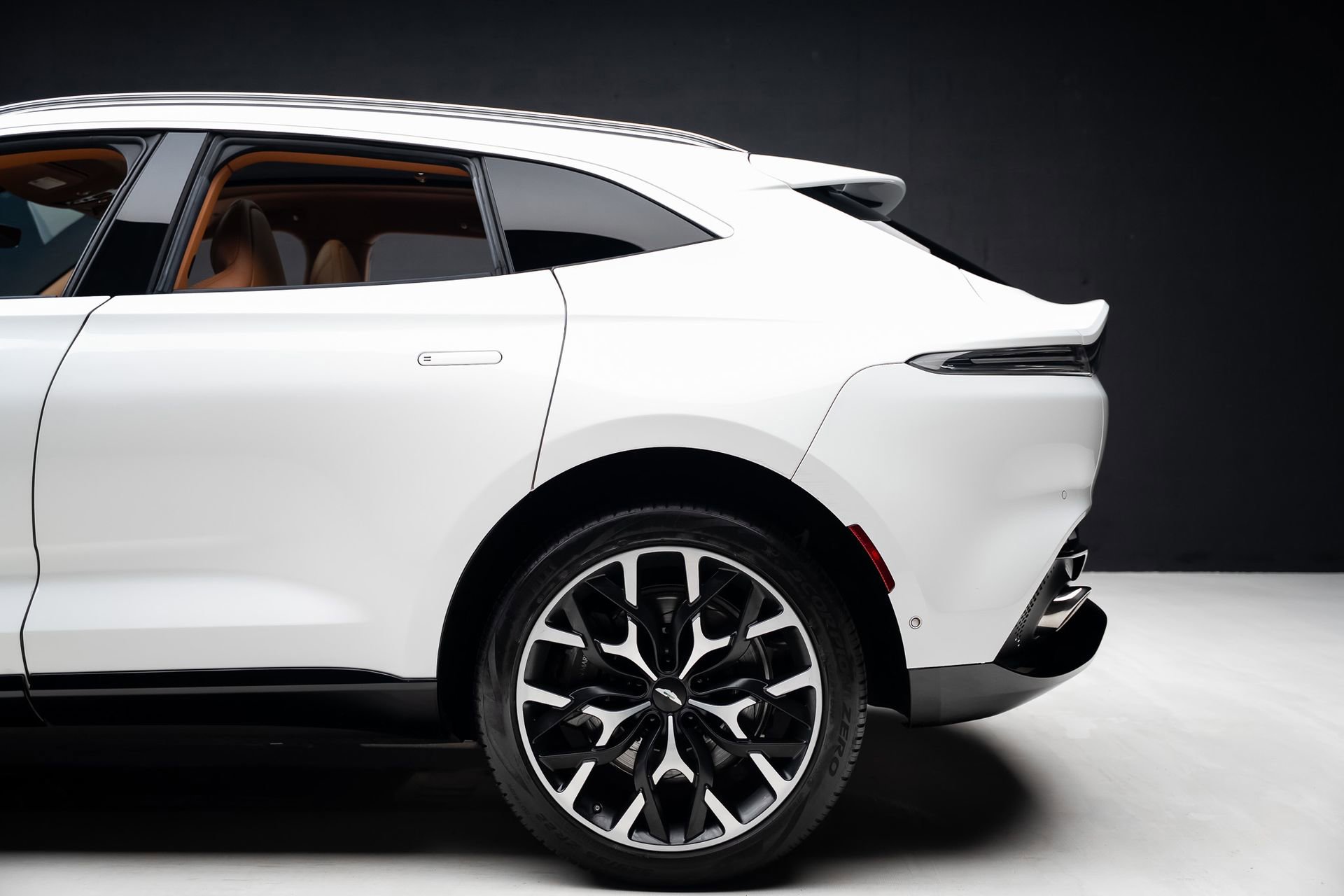 Used 2023 Aston Martin DBX AWD/4WD image 20