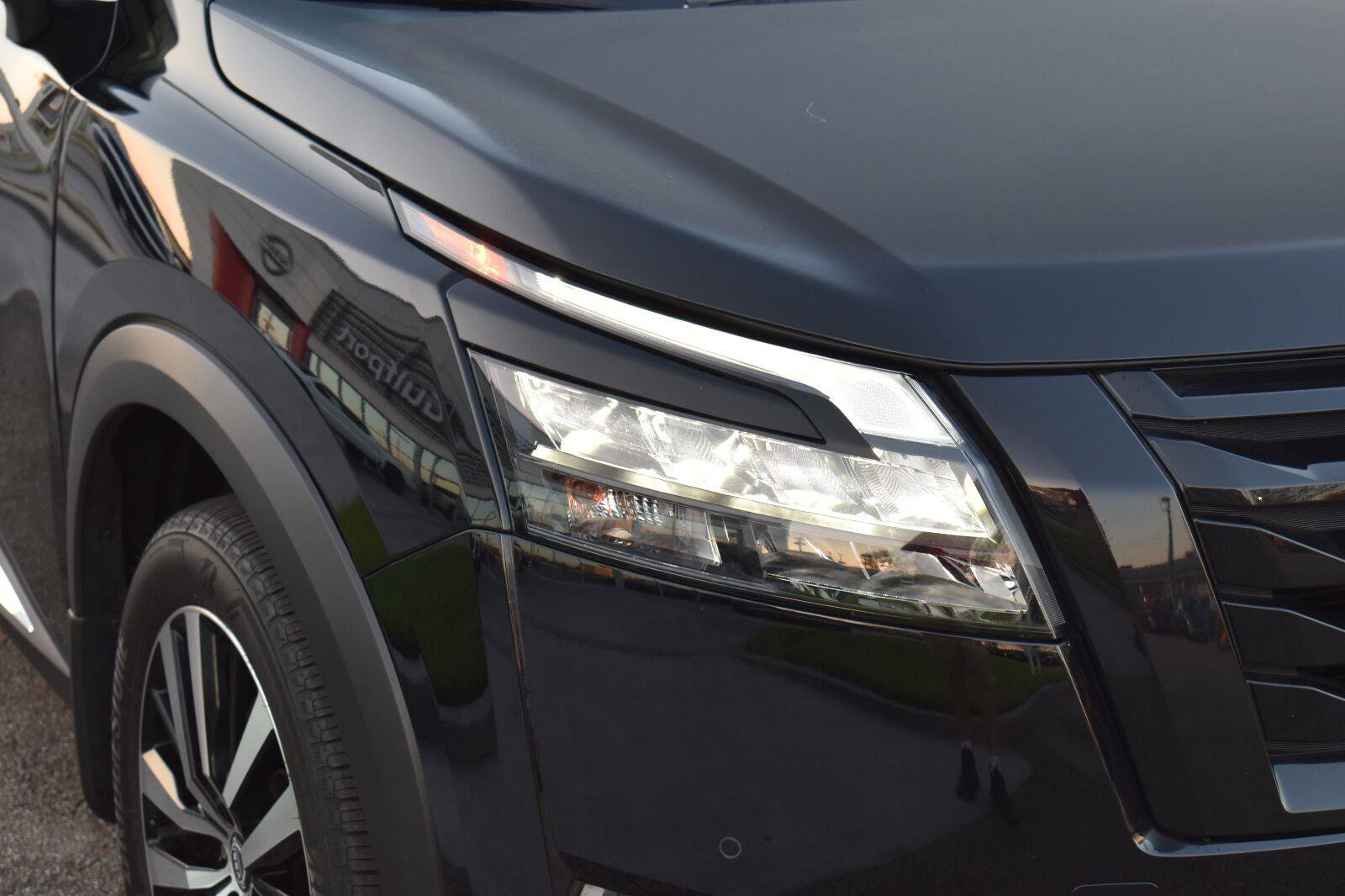 Used 2025 Nissan Pathfinder Platinum w/ Black Appearance Package FWD image 20