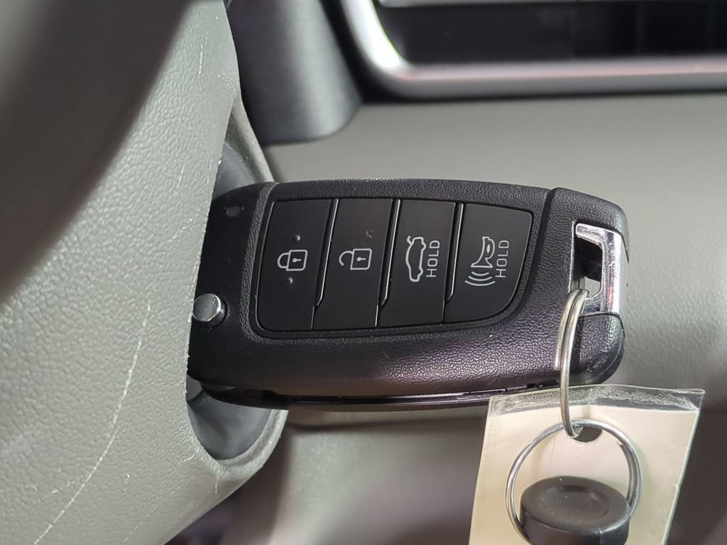 Used 2025 Hyundai Elantra SE FWD image 34