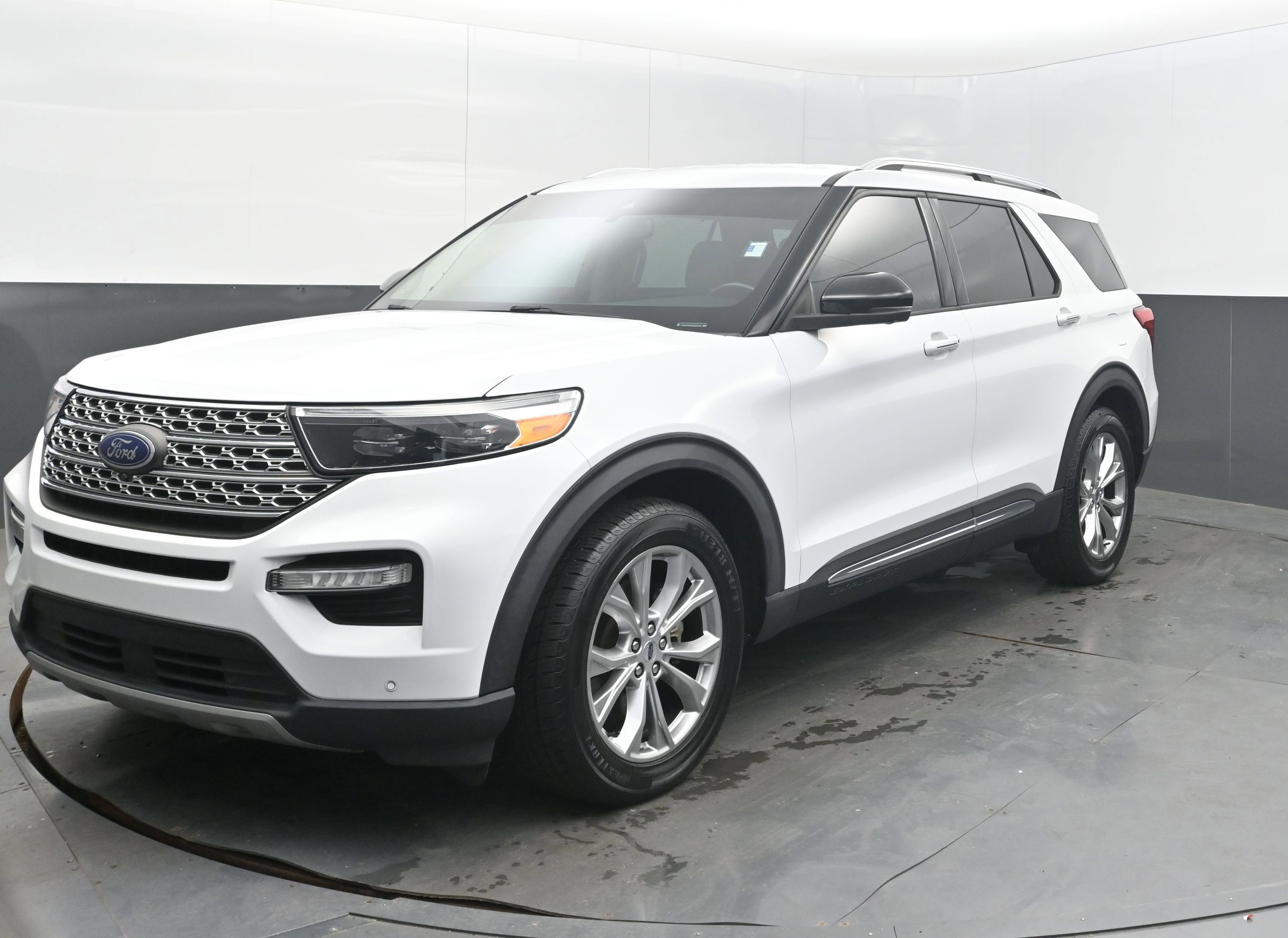 Used 2021 Ford Explorer Limited w/ Equipment Group 301A image 3