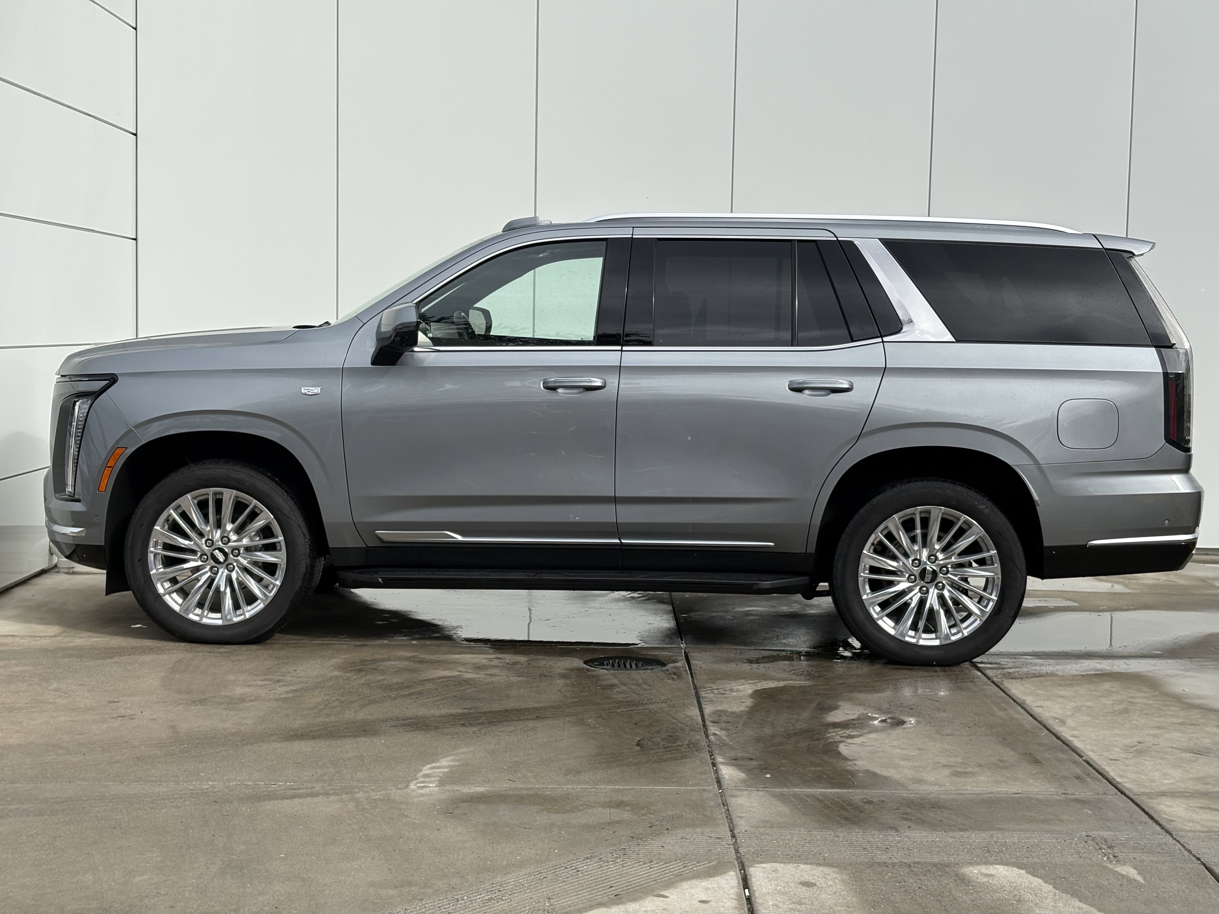 Used 2025 Cadillac Escalade Premium Luxury image 4