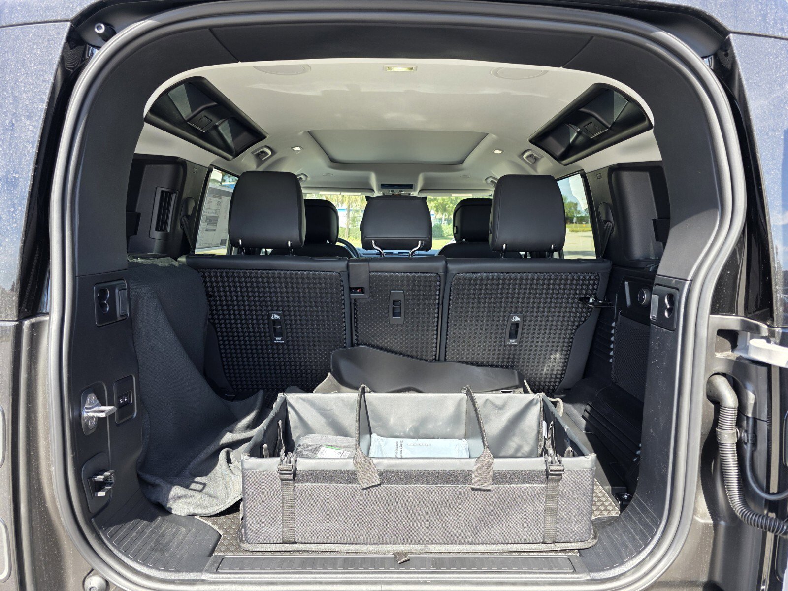 New 2026 Land Rover Defender 110 X-Dynamic SE image 18