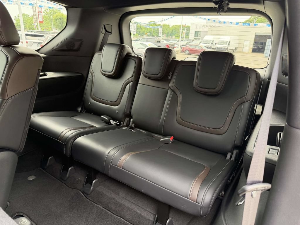 Used 2025 Nissan Armada SL AWD/4WD image 21
