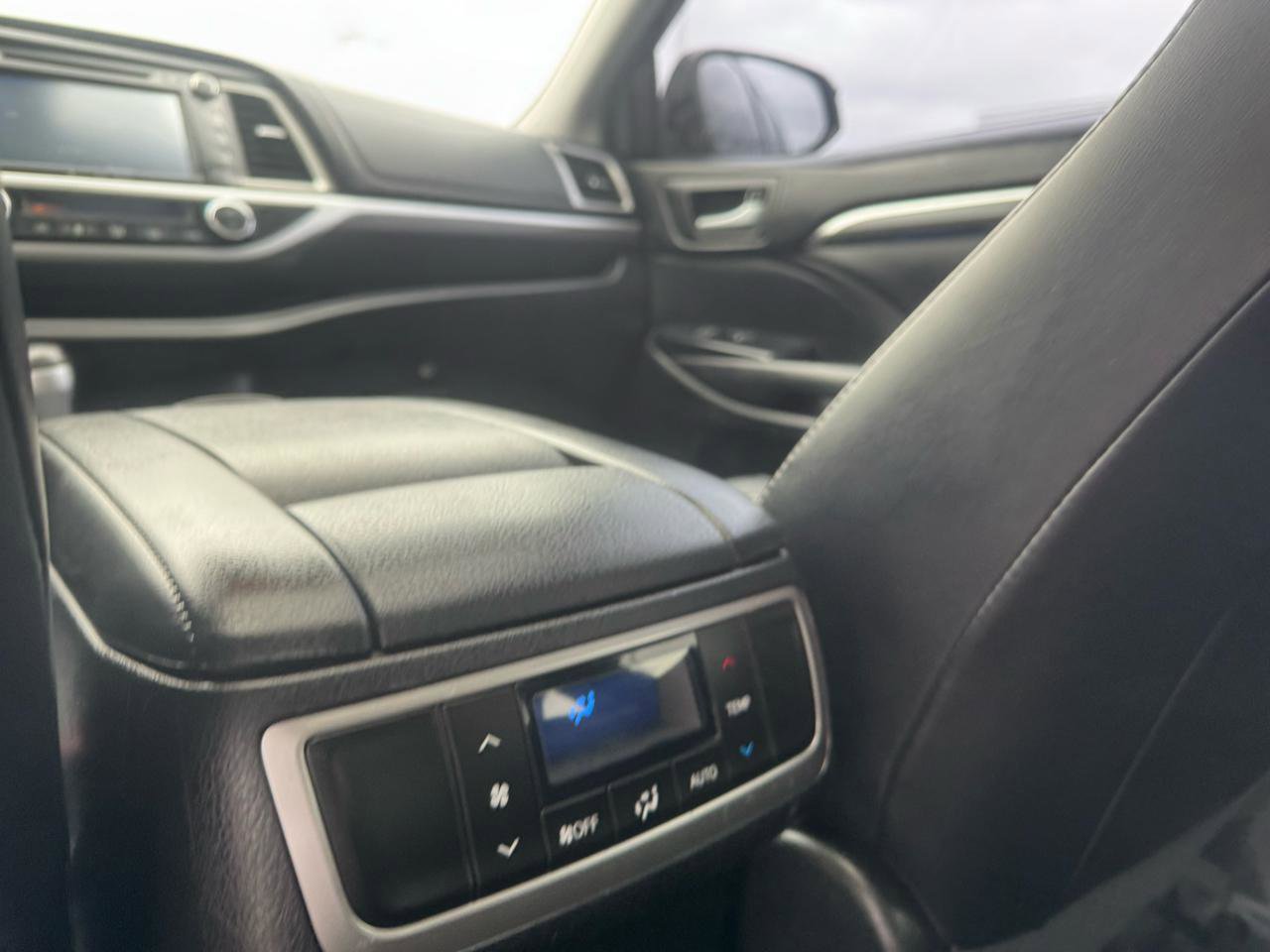 Used 2017 Toyota Highlander SE AWD/4WD image 24