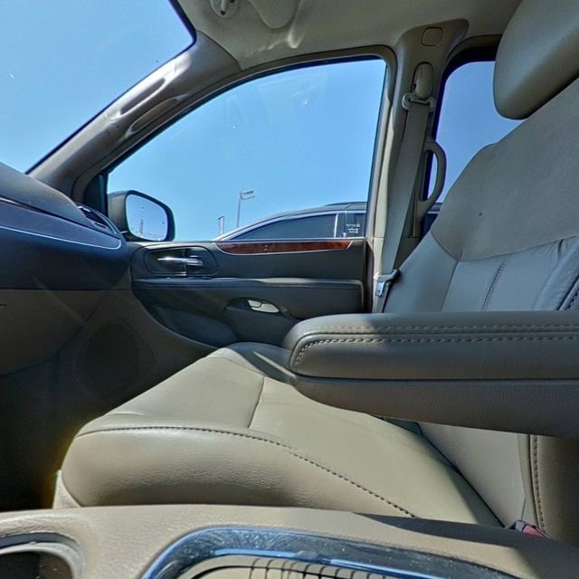 Used 2015 Chrysler Town & Country Limited Platinum image 28