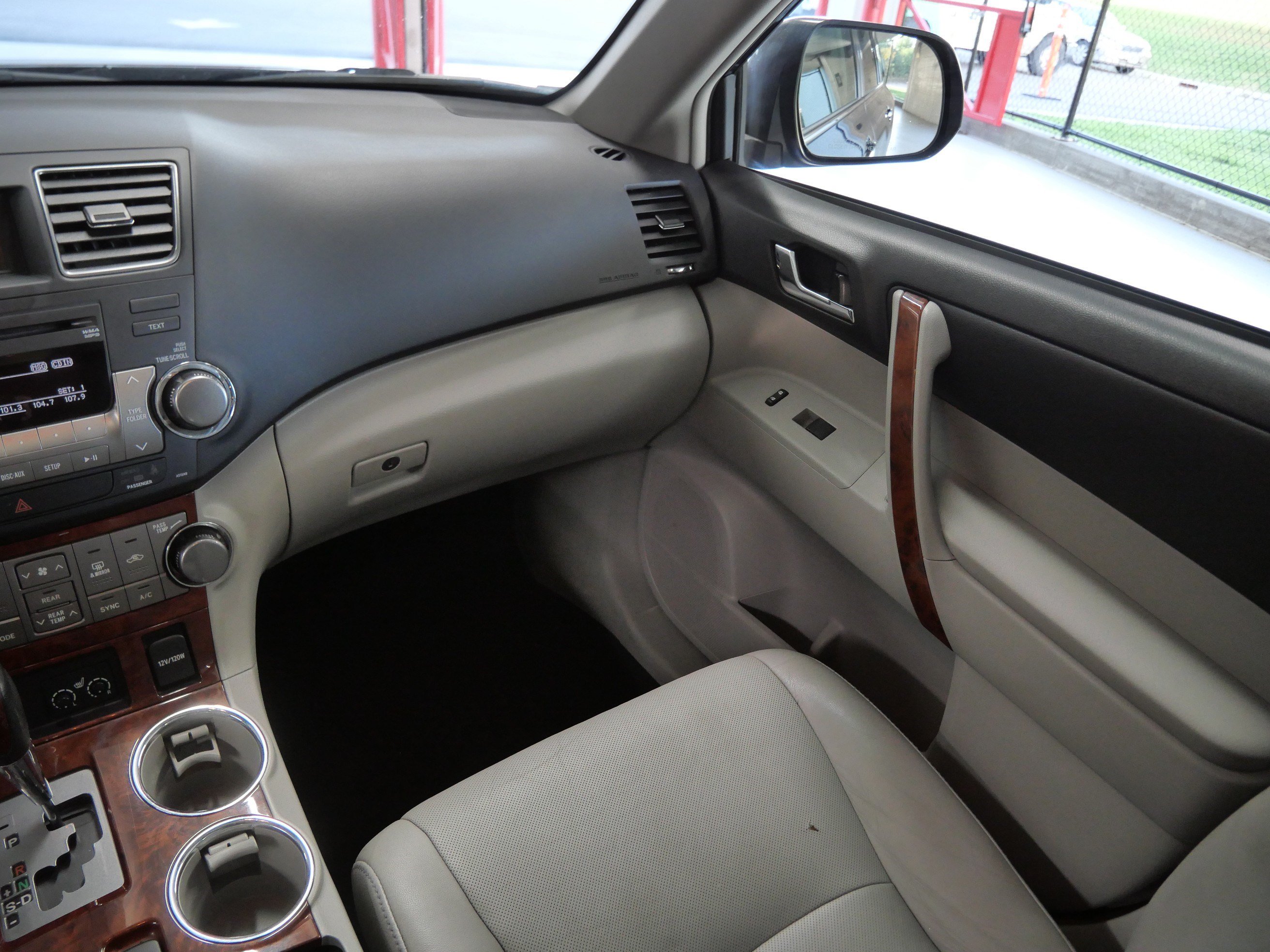 Used 2012 Toyota Highlander Limited w/ Tow Pkg AWD/4WD image 11