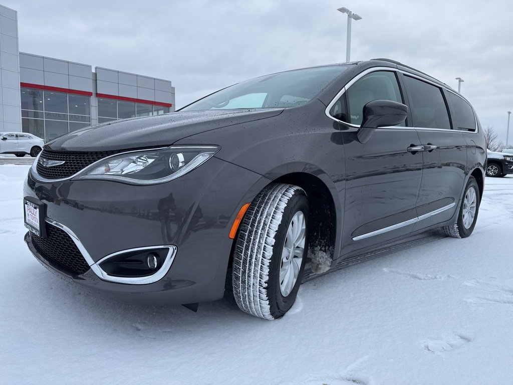 Used 2017 Chrysler Pacifica Touring-L image 6