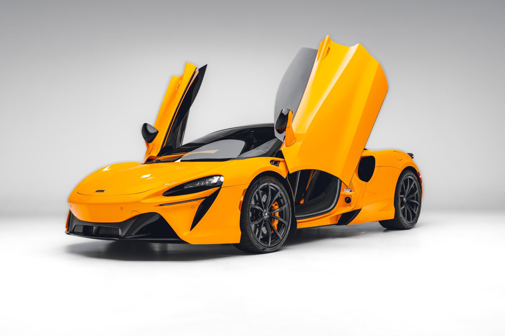 Used 2023 McLaren Artura RWD image 4