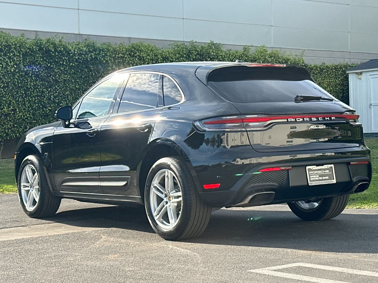 Certified 2025 Porsche Macan AWD/4WD image 3