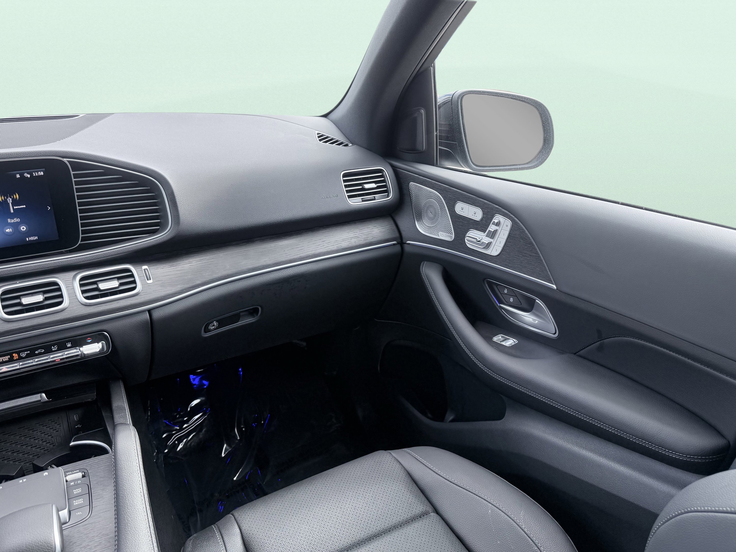 Used 2025 Mercedes-Benz GLE 450e 4MATIC w/ AMG Line Exterior image 37