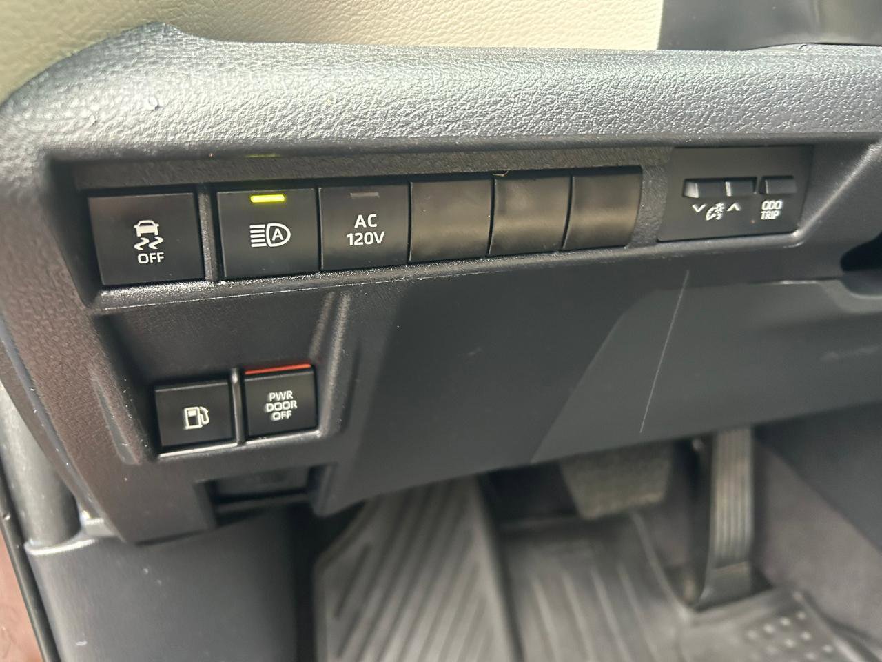 Used 2023 Toyota Sienna XLE w/ XLE Plus Package image 11