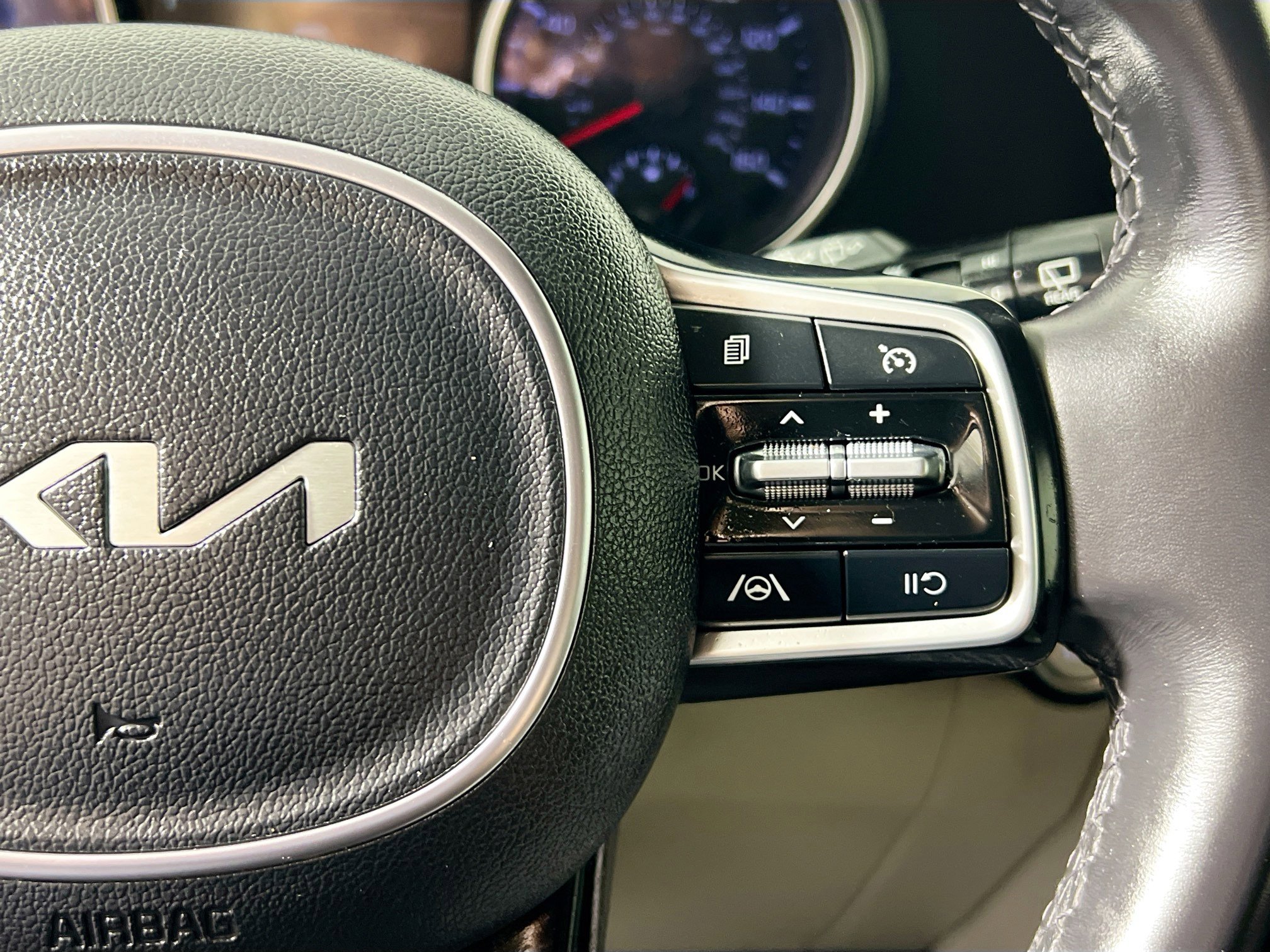 Used 2023 Kia Carnival LX image 19