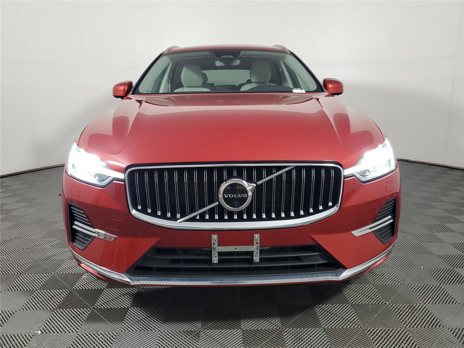 Certified 2023 Volvo XC60 B5 Plus w/ Climate Package AWD/4WD image 2