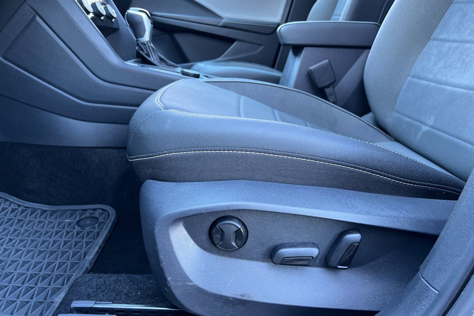 Used 2024 Volkswagen Taos SE image 15