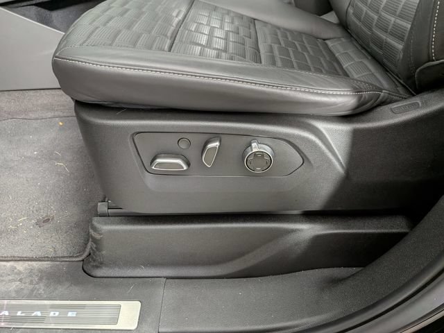 Certified 2025 Cadillac Escalade V w/ LPO, ONYX Package AWD/4WD image 23