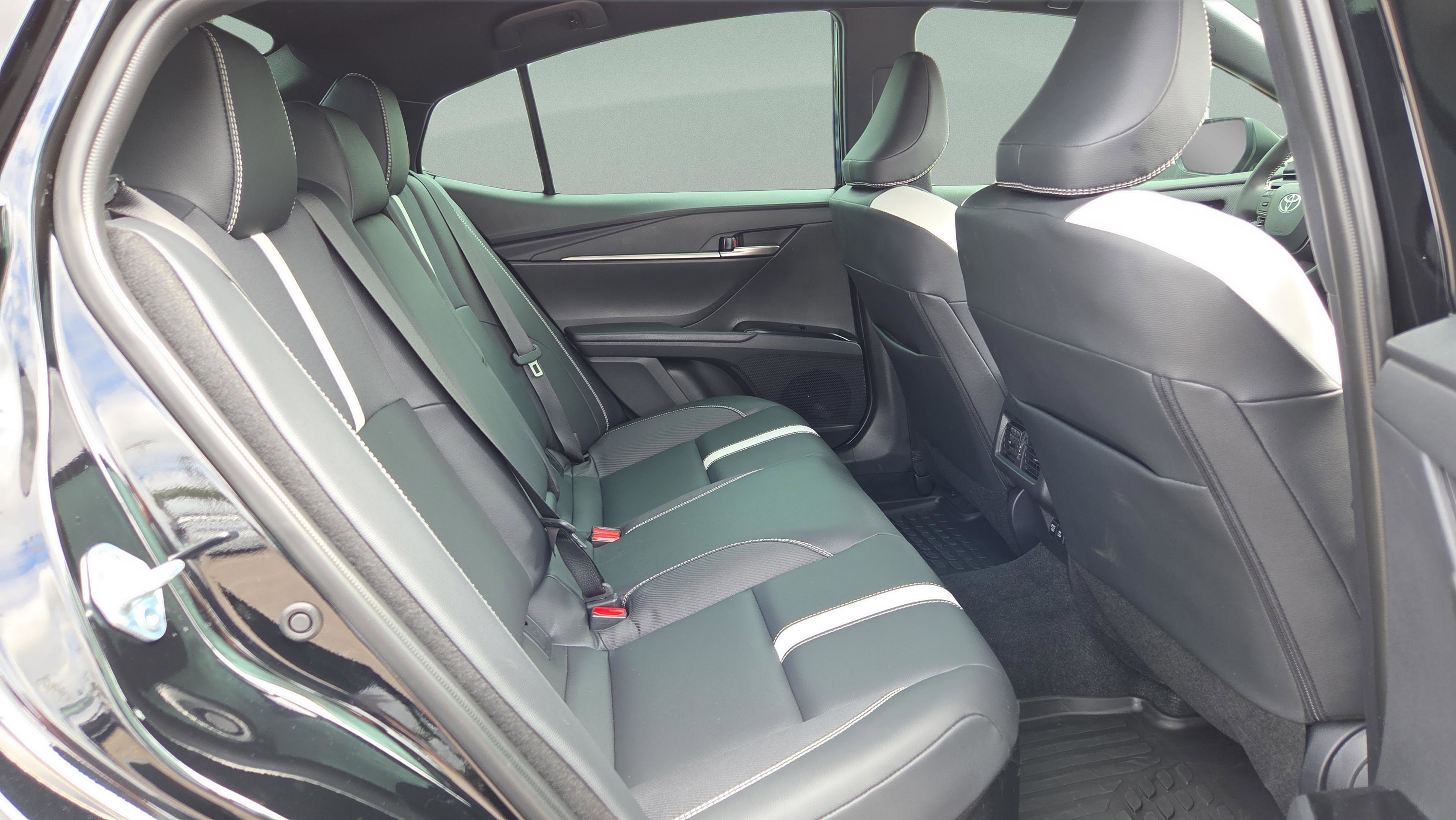 Used 2025 Toyota Camry SE FWD image 14