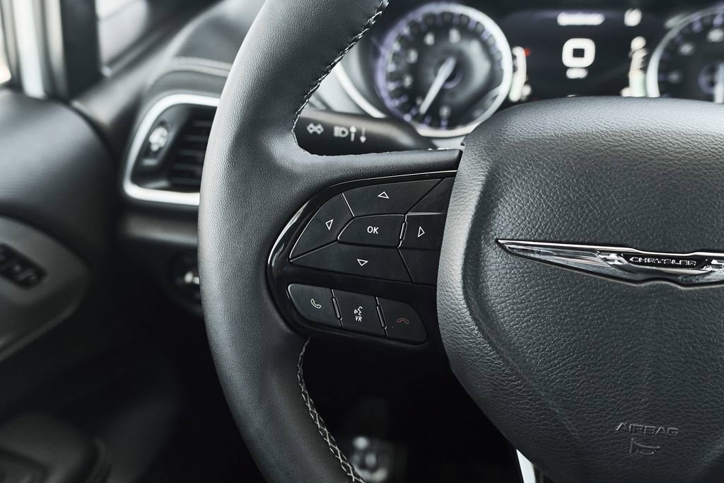 Used 2025 Chrysler Pacifica Limited image 25