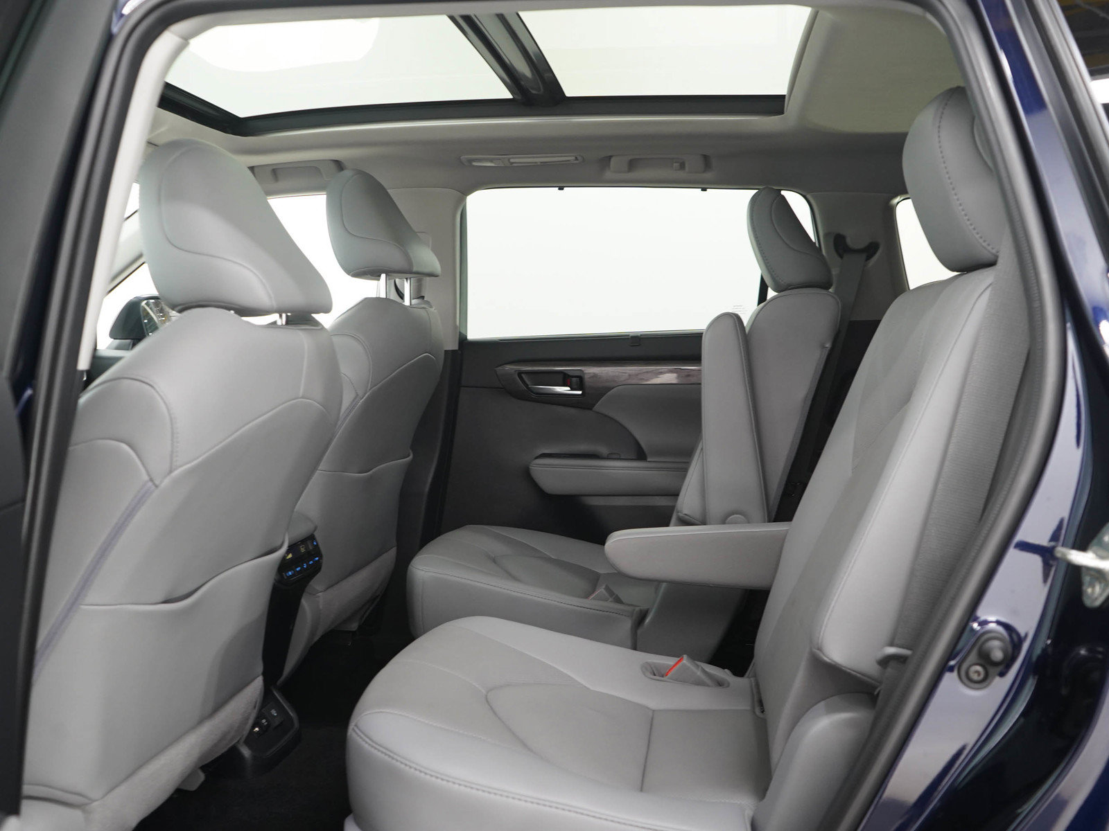 Used 2020 Toyota Highlander Platinum AWD/4WD image 16