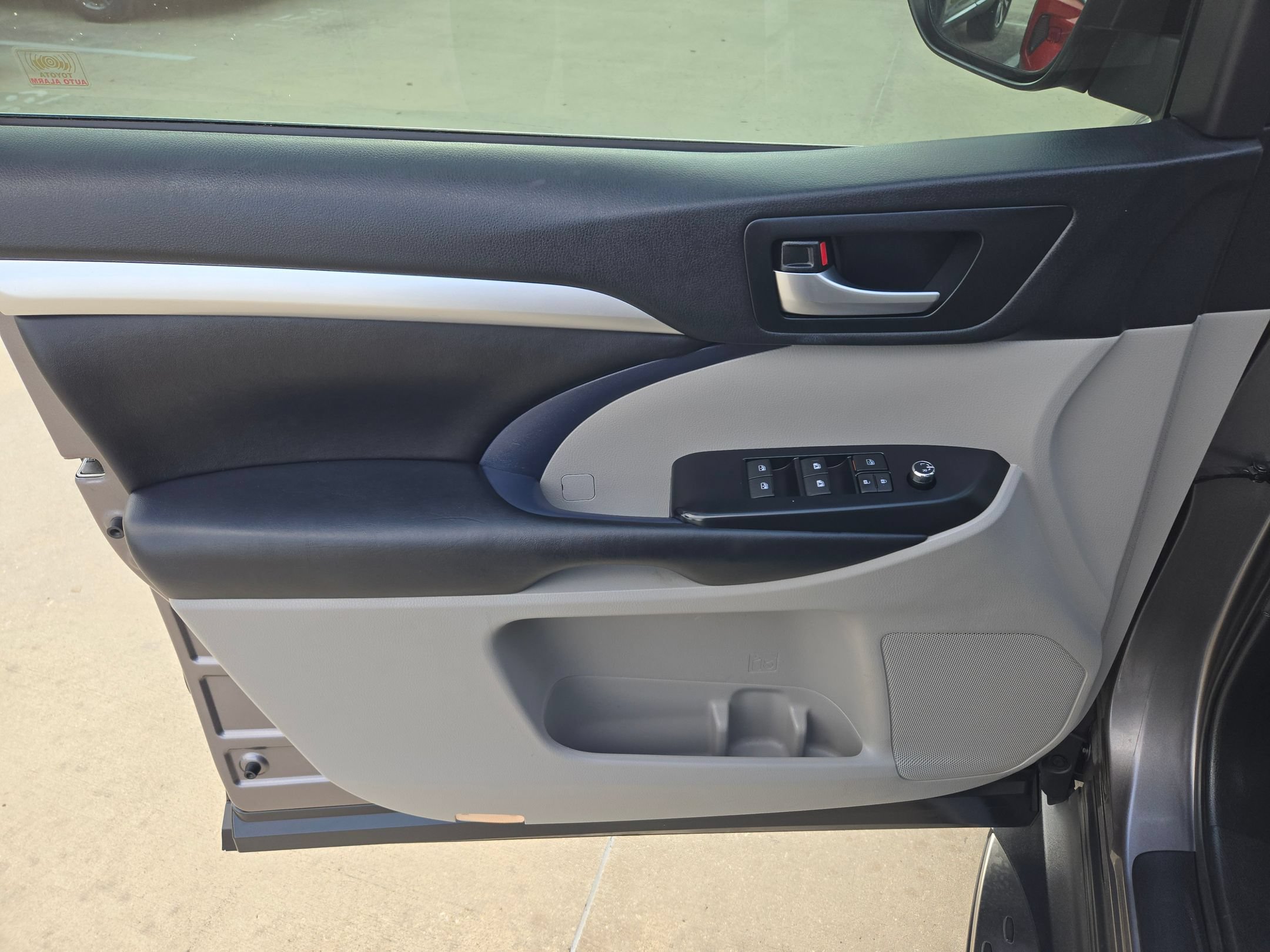 Used 2019 Toyota Highlander XLE FWD image 12