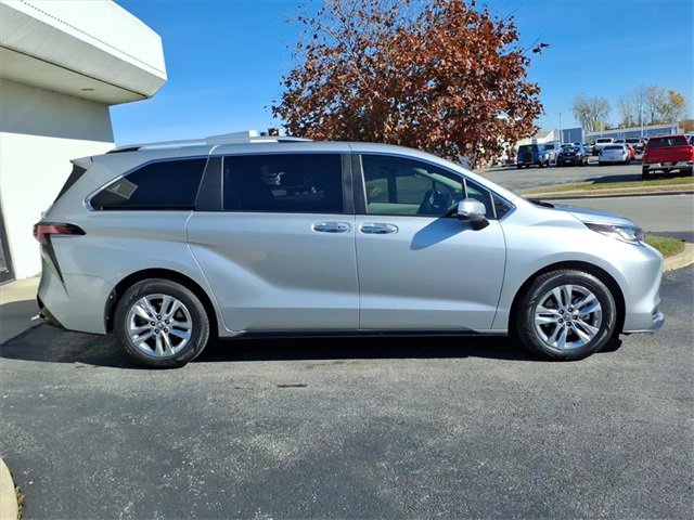 Used 2022 Toyota Sienna Limited image 28