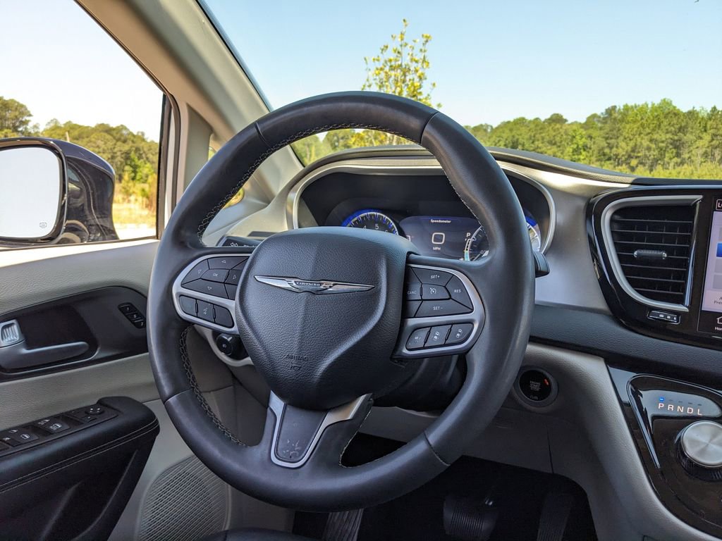 Used 2024 Chrysler Pacifica Touring-L image 30