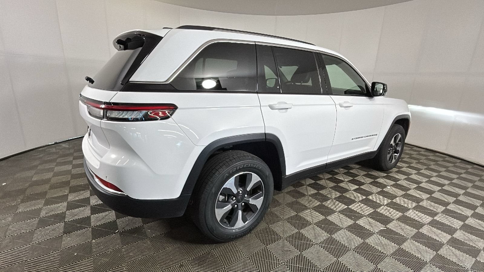 Used 2023 Jeep Grand Cherokee 4WD 4xe w/ Luxury Tech Group II video 3