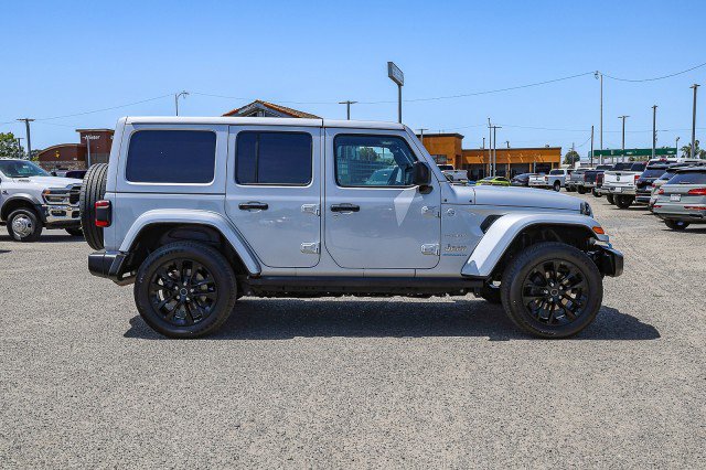 Used 2024 Jeep Wrangler Sahara w/ Technology Group AWD/4WD image 3