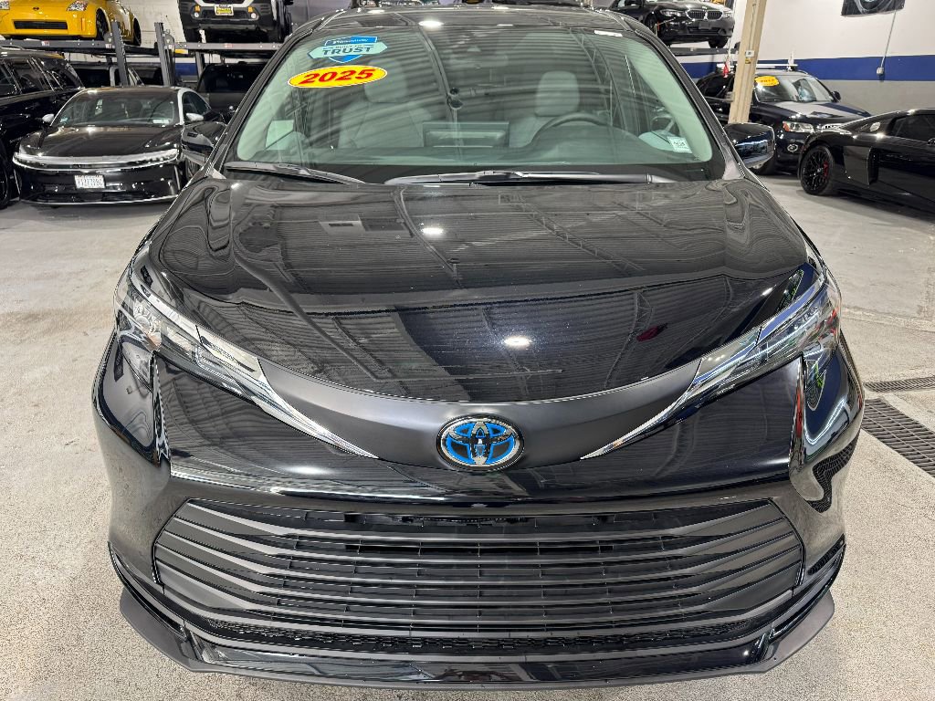 Used 2025 Toyota Sienna LE image 2